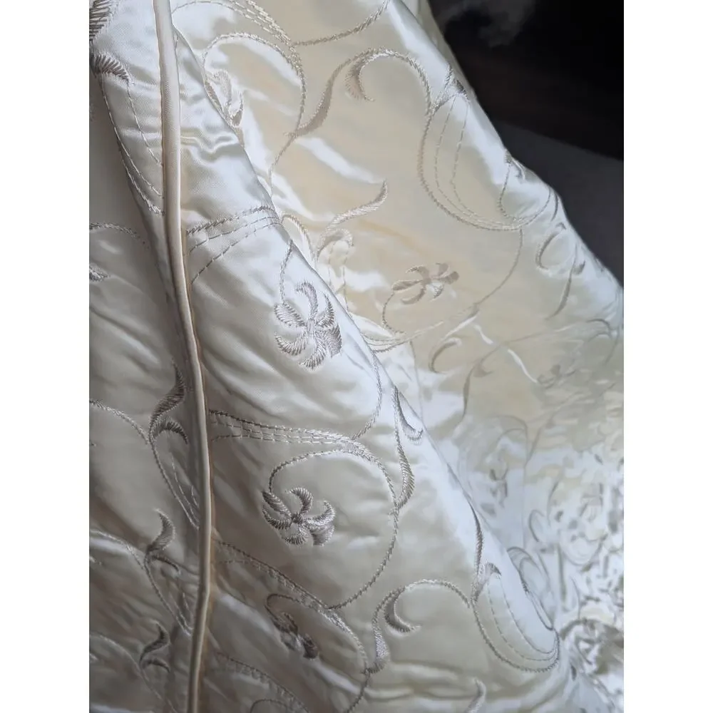 Hollywood Glam/Regency. 1900 Appraisal Satin Embroidered Bedspread